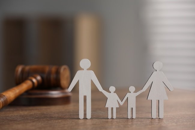 Family,Law.,Figure,Of,Parents,With,Children,And,Gavel,On